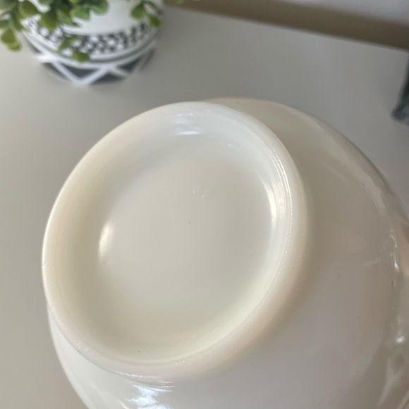 Vintage Milk White Small 6.25" Ribbed Bowl With Spout For Hamilton Beach Mixer - Picture 4 of 5